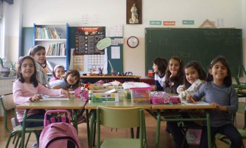 My favorite class, the 1st grade girls. Left front to back: Sophia, Laura, Paula, and Andrea. Right front to back:  Saray, Raquel, Eva, and Beatrice